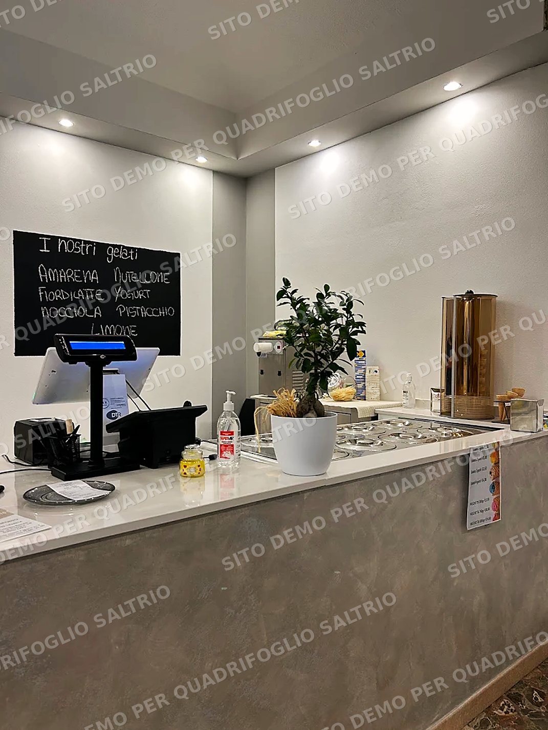 Il banco gelateria con la lavagna dei gusti